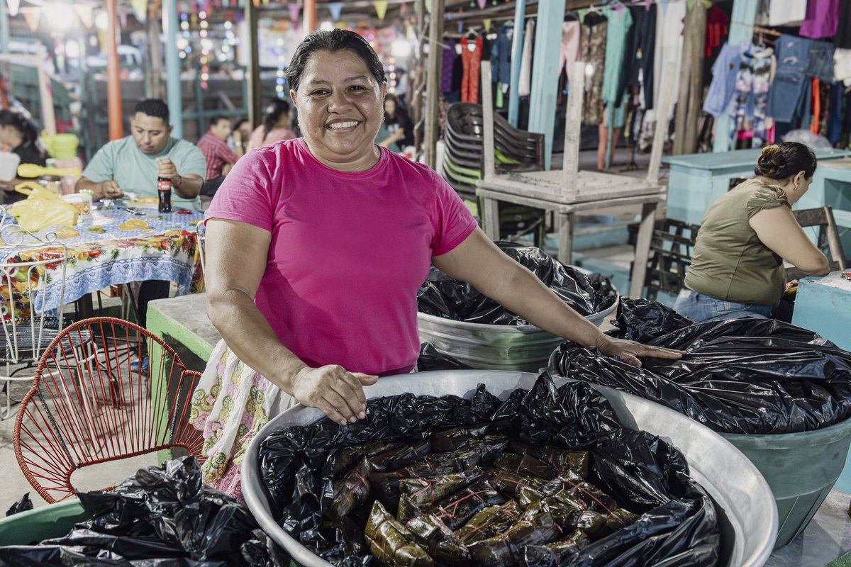 noraespiinal's tweet image. Sigue sonando para mi Guillermo Anderson con "¡Mujer de la patria mía, yo sigo creyendo en vos!🎶" 
Haciendo fotos un viernes en el Mercadito Verde, Choluteca. ✨️🇭🇳