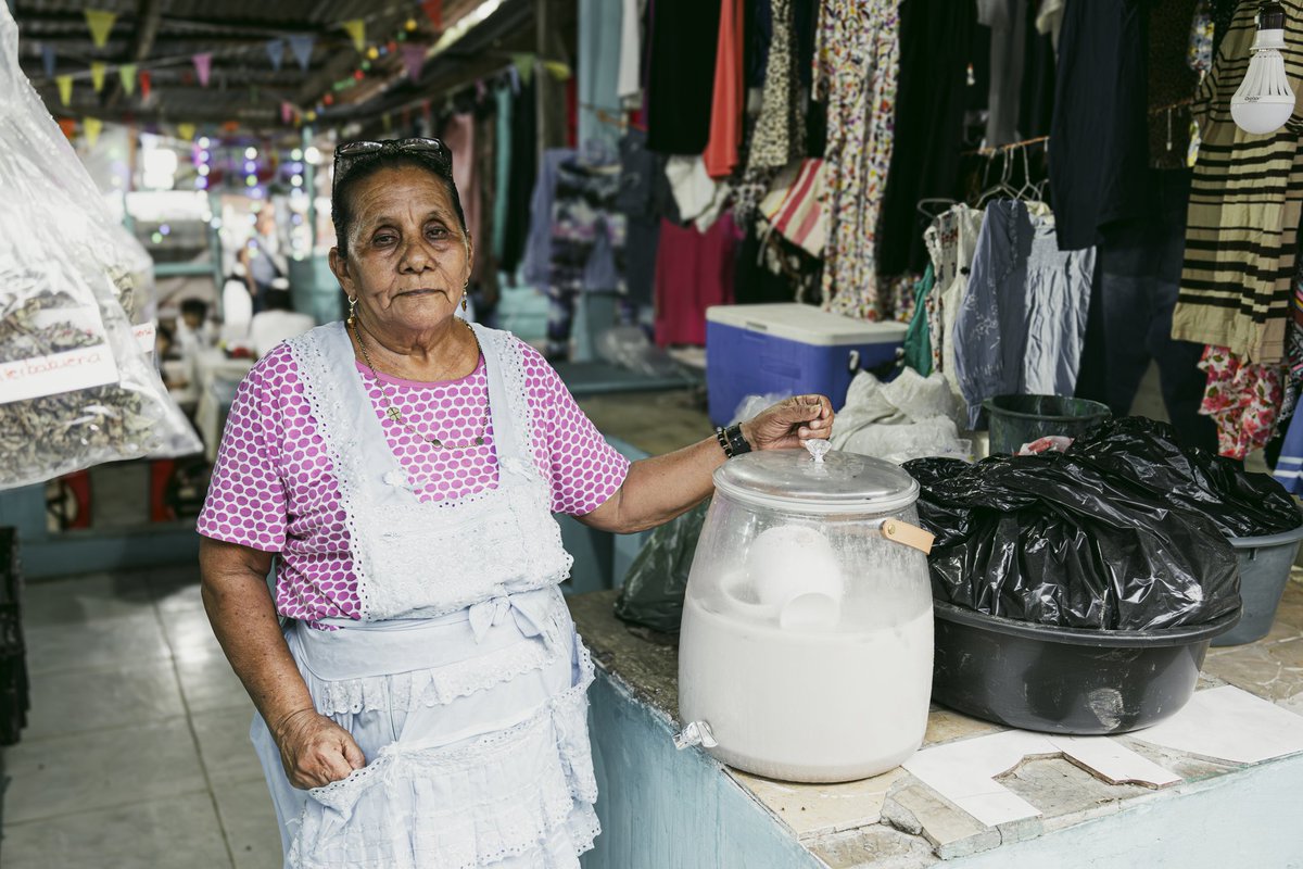 noraespiinal's tweet image. Sigue sonando para mi Guillermo Anderson con "¡Mujer de la patria mía, yo sigo creyendo en vos!🎶" 
Haciendo fotos un viernes en el Mercadito Verde, Choluteca. ✨️🇭🇳