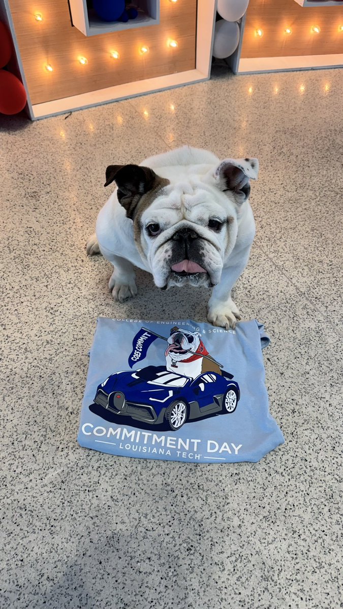 TechXXII's tweet image. They didn’t have a shirt my size, but I loved meeting the new @LATechCOES students #coescommit25 #mascot