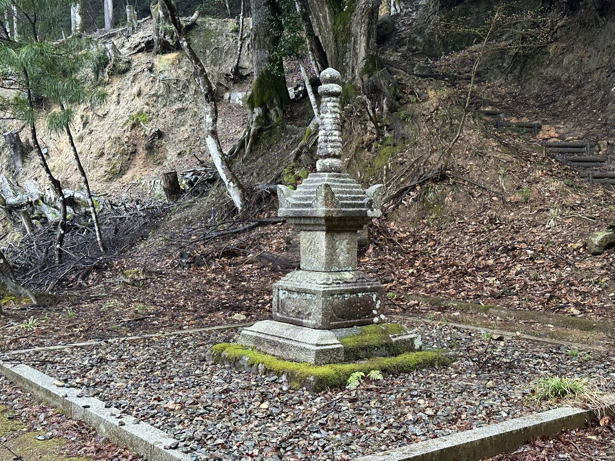 当然のように石造物見学も。
城崎温泉にある温泉寺の宝篋印塔。南北朝の初期といわれる重文で落ち着いた感じが素敵です。相輪は一部欠けてはいるがオリジナルらしい。ずっと見ていたくなる。
#宝篋印塔 #温泉寺 #城崎温泉