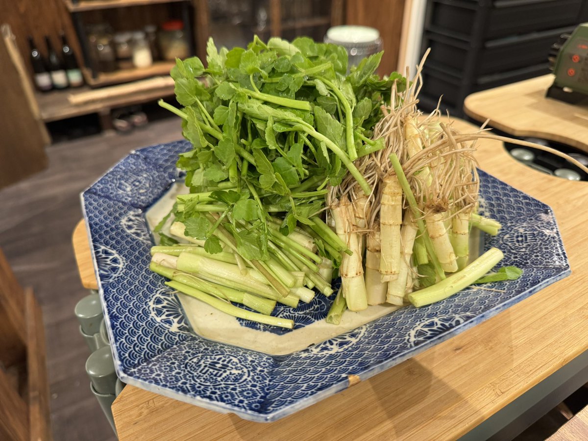 takahashiyu's tweet photo. こんにちは🙋‍♂️
仙台に来ております！
昨夜はせり鍋をたらふくいただきました🌱
今日は仙台銀行ホール イズミティ21で唄わせていただき��す🎤ARE YOU HAPPY?
#あ優はぴ2025宮城 https://t.co/9BZCoj4lAO