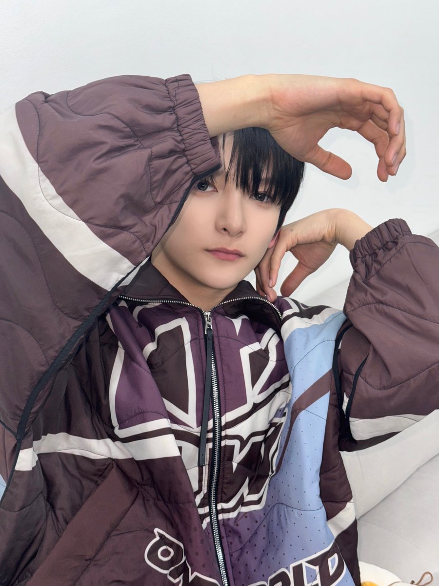 official_arrc's tweet photo. [#자반리]
지빈 안 잔다.

#ARrC #아크 
#JIBEEN #지빈 https://t.co/je6zBRw97g