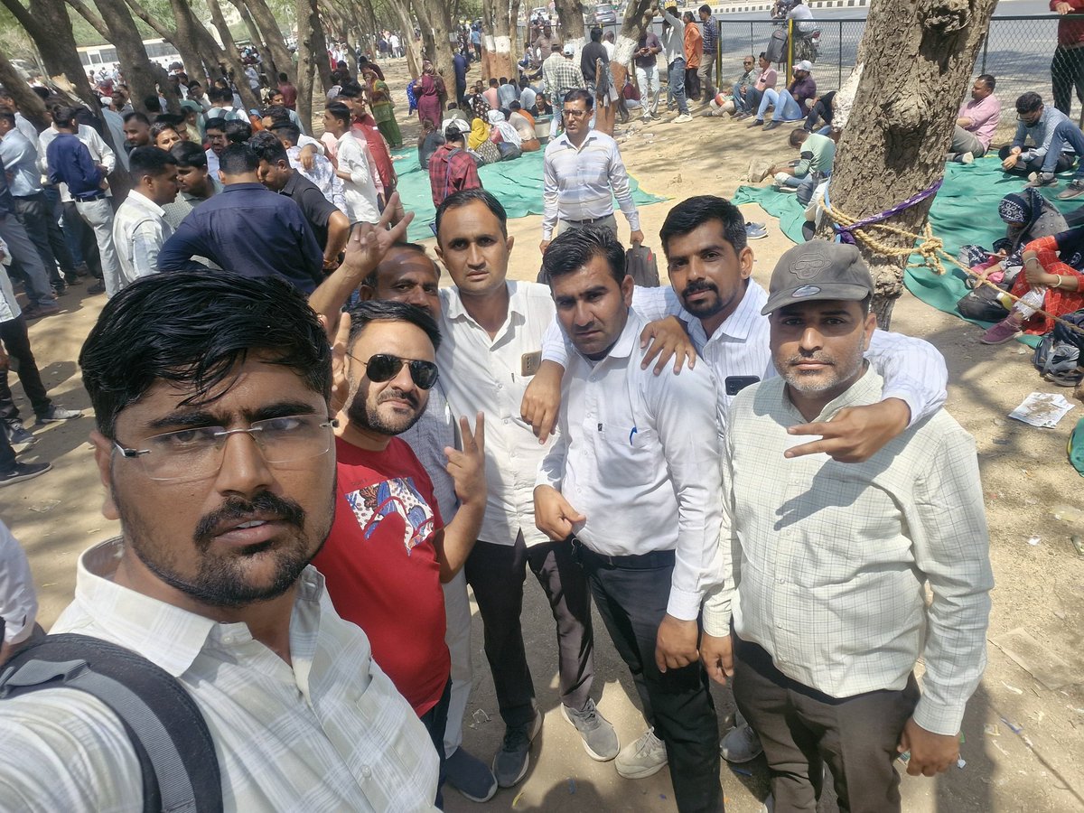 #ટેકનિકલ_પગાર_ધોરણ
#Guj_Health_Strik

આરોગ્ય કર્મચારીઓ લડી લેવા ના મૂડ માં છે. ટેકનિકલ કામ કરાઓ છો તો ટેકનિકલ ગણવા માં સુ વાંધો આવે. એ વાત છોડો સાહેબ આપણી સરકાર ના સચિવ સાહેબો એમ કહે છે કે હા તમે ટેકનીકલ છો તો પછી શું હોય આપી દો તમારા દીકરાઓ ને ન્યાય🙏🙏

<a href="/PMOIndia/">PMO India</a> <a href="/CMOGuj/">CMO Gujarat</a>