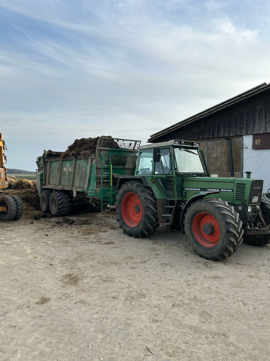 profiMagazin's tweet photo. Dung ausbringen mit einem #Fendt Farmer 312 LSA (Baujahr 1989) und #Tebbe Dungstreuer. https://t.co/mrtFlqrOGq