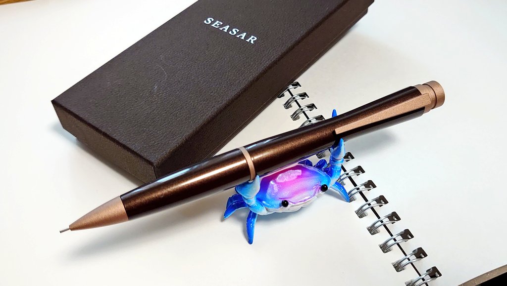 SPYDER_Eublepha's tweet photo. 剛性感MAXシャーペン。
やはり想像通り実物はかなりお洒落。大人向けな印象です。
寒い日に届いたので触った瞬間のヒンヤリ感が堪りません。
個人的に筆記振動抑制リング大は必須装備。本体の一体感と言うか纏りは手持ちのシャーペンの中でもかなり凄い方だと感じました。
#SEASER
#しーさー
#Aero https://t.co/aiwRMq9Gk4