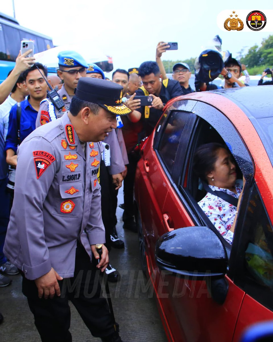 Kapolri Jenderal Polisi Drs. Listyo Sigit Prabowo, M.Si., meninjau arus mudik di Gerbang Tol Kalikangkung, Jawa Tengah, Jumat (28/3). Kunjungan ini bertujuan untuk memastikan kelancaran perjalanan para pemudik serta menekankan pentingnya keselamatan selama di