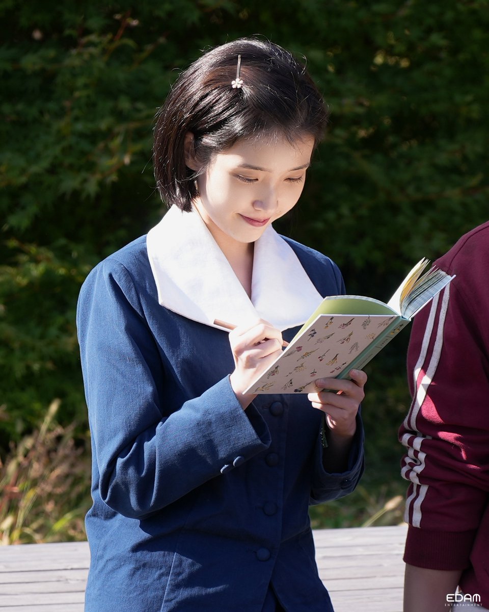 _IUofficial's tweet image. [📬]

&amp;lt;폭싹 속았수다&amp;gt; 비하인드, 여러분이 봐주면 천 환 같어
Behind the scenes of &amp;lt;When Life Gives You Tangerines&amp;gt;, it's worth 1,000 hwan if you watch it

📝 blog.naver.com/edament/223813…

#아이유 #IU 
#폭싹속았수다
#WhenLifeGivesYouTangerines #Netflix