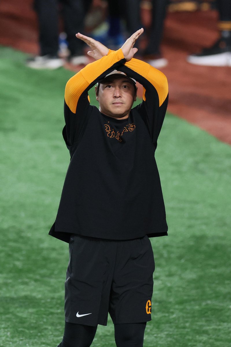【#練習風景から🏟️】　
#長野久義 選手をカメラで追っていると、こちらに気づいて🙅‍♂️ポーズ。撮らせていただきました、すみません！（撮影・佐藤徳昭）

#ジャイアンツ #giants #巨人 #サンスポ