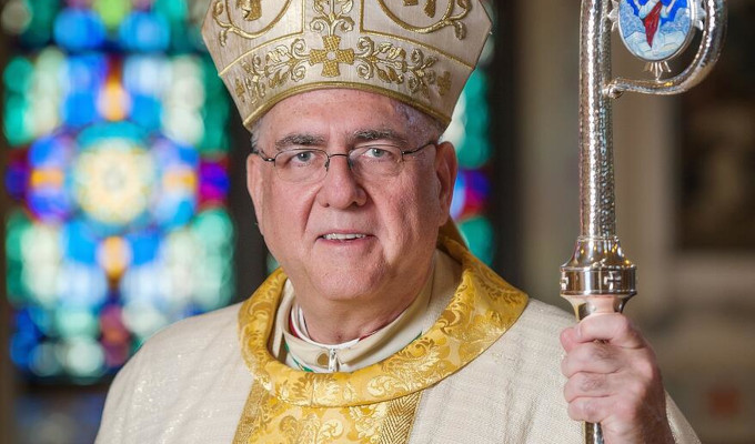 padrehayen's tweet photo. Misa negra en Kansas
Una acción sin precedentes tuvo el arzobispo de Kansas City, Joseph Naumann, al demandar a los líderes #satanistas después de que éstos aseguraron que habían robado hostias y vino consagrado para sus rituales oscuros que harían hoy 28 de marzo en los terrenos del Capitolio de Estado. En su demanda, el arzobispo argumentó que la #IglesiaCatólica mantiene la propiedad de todas las Hostias y el Vino Consagrados en todo el mundo, y que nadie fuera de la Iglesia tiene derecho a poseerlos. 

Aprendamos, al menos, tres lecciones:
1. Los satanistas creen en la presencia real de Jesús en la Eucaristía. El mismo Satanás lo sabe y por eso odia la Eucaristía. Si el demonio y los satanistas creen, esto nos habla de que Jesús está vivo y operante en la Iglesia Católica.

2. Los satanistas exigen que su religión sea respetada, pero muestran su odio profundo hacia Jesús, los cristianos y particularmente los católicos. Sus actos son para destruir el cristianismo, lo que los coloca como un grupo socialmente indeseable e ilegítimo para la convivencia social. El Estado debe intervenir para detener sus actividades. 

3. Los cristianos no podemos permitir el triunfo del mal en la cultura. Al mal hay que plantarle la cara, si es necesario con la ley, tal como lo hizo el arzobispo Naumann pero, sobre todo, con la adoración eucarística y la oración en todas las comunidades parroquiales. Esa fue también la indicación del valiente pastor para toda la feligresía kansana.