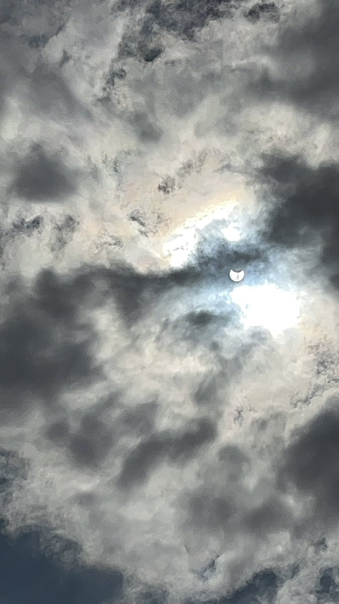 Laaurayepess's tweet image. Visto desde Oviedo  #EclipseSolar