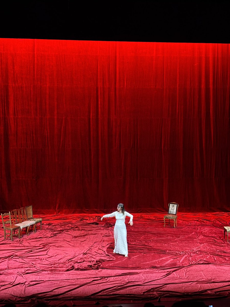Que feliç i vital i en present present de la vida que em sento després de passar per l’ebocador de l’Angèlica. El teatre sense complexos també pot servir per això. Gràcies ❤️