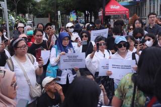 #SuaraIbuIndonesia ini gerakan akar rumput yang organik. Buzzer2 otak dengkul sih, bilangnya, ibu-ibu ini buzzer bayaran. Kalau kalian masih ngetekin rezim penguasa yang dzalim, mending diam deh.