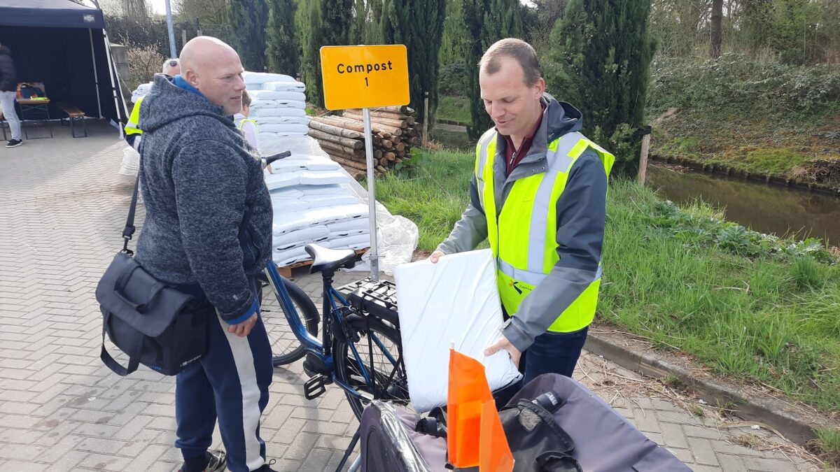 NIEUWS: Flinke belangstelling voor gratis zakken compost    papendrecht24.nl/flinke-belangs… (Verslag en foto Peter Donk / Papendrecht24)