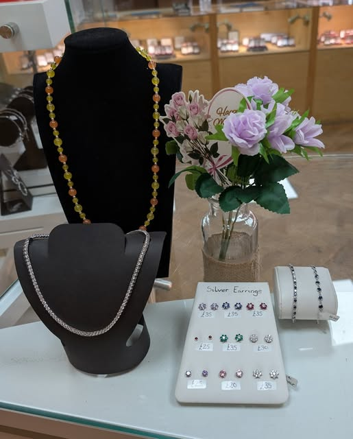 BeardsallsJ's tweet photo. @__x ✨Spoil mum this Mother's Day with a stunning silver gift from Beardsalls Jewellers in Rhos-on-Sea!✨From Elegant necklaces to delicate earrings find the perfect piece to make her smile. Visit in store- open Tues, Thurs and Sat 10-4.
#mothersday #jewellery #rhosonsea https://t.co/p4ITPvI3kb