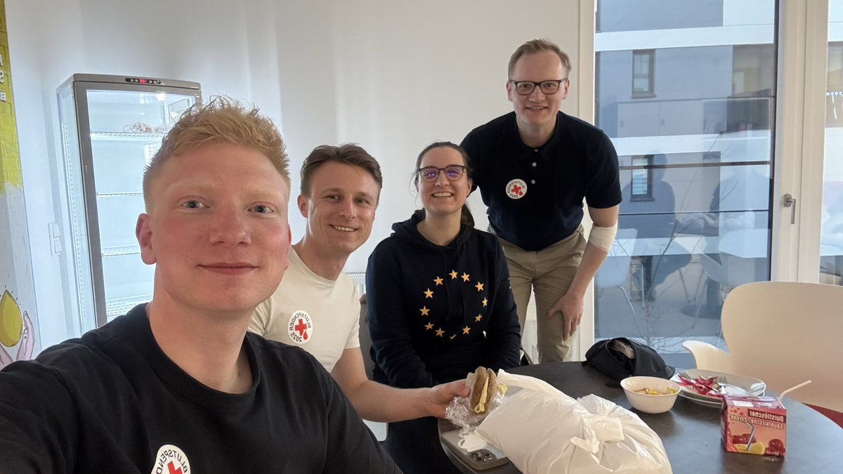 Gestern durften wir einen Blick hinter die Kulissen der Blutspende werfen. Im Anschluss daran, konnten wir unseren Beitrag leisten, um die Blutkonserven in Deutschland zu unterstützen.