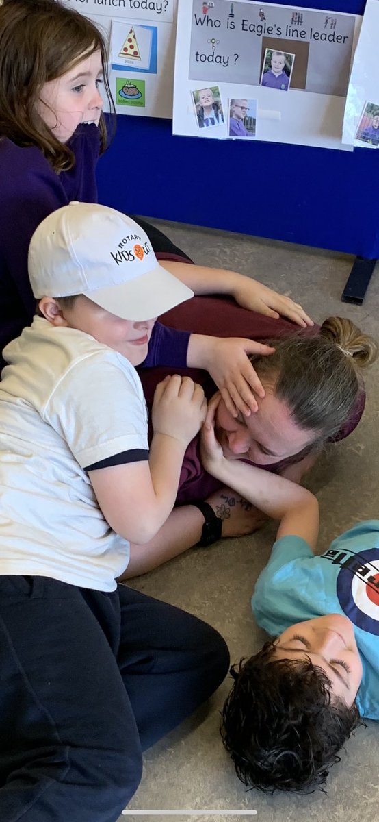 Beautiful spontaneous intensive interaction. It’s the openness, readiness and living in presence that make these amazing moments to happen. Then at the end, everyone wanted a little piece of Ashleigh. The power of communication through touch.