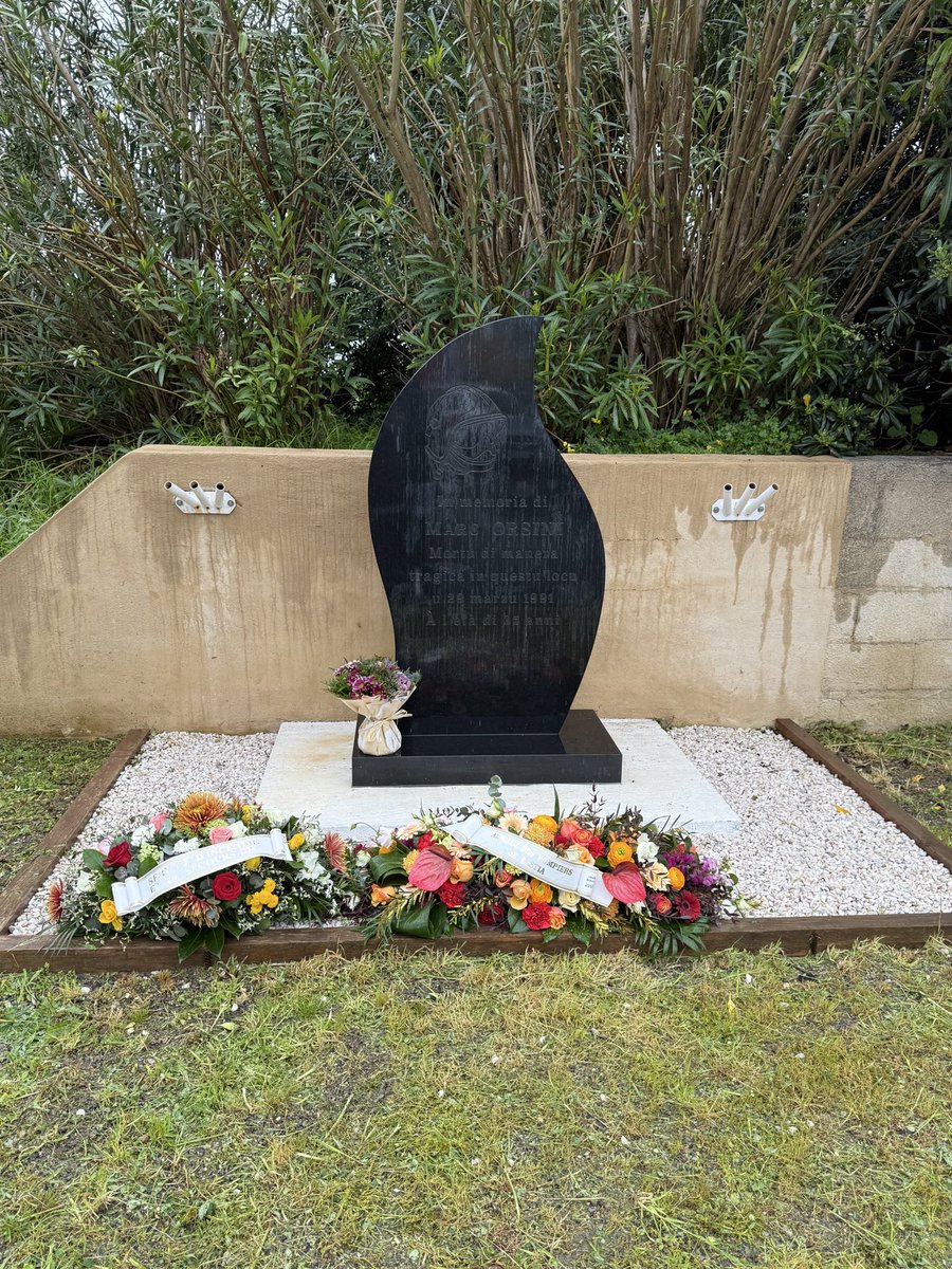 sis_2b's tweet photo. #DevoirDeMemoire nous avons honoré ce matin la mémoire de notre Ami Marco Orsini en présence de sa Famille, des personnels du CSP et des JSP. Son souvenir est toujours présent et il traverse les générations. Riposa in Santa Pacè Caru Marco, un ci scurderemu mai d’issa disgrazia. https://t.co/ok88TS9Na8