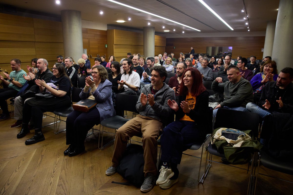 Caostica (@caostica_org) on Twitter photo Presentación y firmas del libro de <a href="/AlejandroGCalvo/">Alejandro G.Calvo</a> "¿Por qué tengo que ver esta película?" (<a href="/temasdehoy/">Temas de Hoy</a>) junto con <a href="/ElTioCreespy/">Borja Crespo</a> en la Sala Ellacuría de <a href="/deusto/">Universidad Deusto - Deustuko Unibertsitatea</a>.
Fotos de <a href="/dopakel/">Juan Dopico</a>.
Todas las fotos aquí: tinyurl.com/yj3pc5xu Presentación y firmas del libro de <a href="/AlejandroGCalvo/">Alejandro G.Calvo</a> "¿Por qué tengo que ver esta película?" (<a href="/temasdehoy/">Temas de Hoy</a>) junto con <a href="/ElTioCreespy/">Borja Crespo</a> en la Sala Ellacuría de <a href="/deusto/">Universidad Deusto - Deustuko Unibertsitatea</a>.
Fotos de <a href="/dopakel/">Juan Dopico</a>.
Todas las fotos aquí: tinyurl.com/yj3pc5xu
