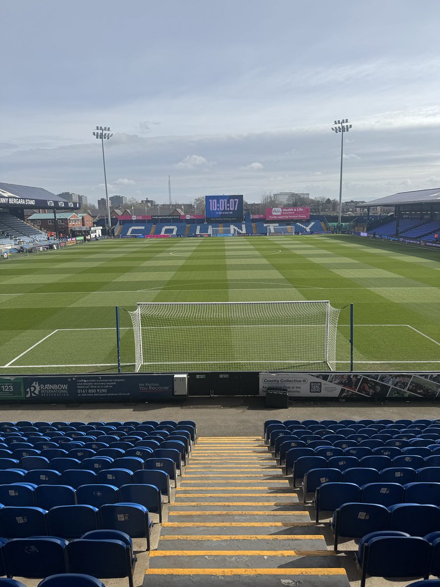 Cut at 15mm and a spring tine rake at the beginning of the week, granular well timed with soil temps rising. Surface refinement all week in the build up to today’s game. 🌱 ⚽️