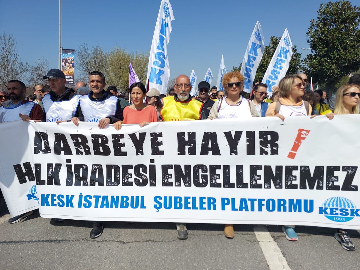 Cumhuriyet Halk Partisi ‘Millet iradesine darbeye karşı bir araya geliyoruz. Cumhurbaşkanı Adayımız Ekrem İmamoğlu'na özgürlük için buluşuyoruz!’ şiarıyla Maltepe’de ‘Büyük İstanbul Mitingi düzenliyor.
KESK Eş Genel Başkanı Ayfer Koçak, MYK Üyesi Erdal Karakuş ve KESK İstanbul