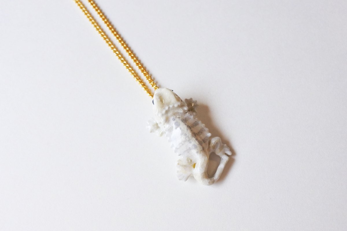 sasacojunior's tweet photo. Adorable bearded dragon necklace, handmade from the original mold.
Lightweight and smooth like ceramic—so comfy you’ll barely notice it.
 Keep this little one near your heart. 🦎
#handmade #beardeddragon #ceramicstyle #artistonx #madeinjapan https://t.co/C4guciUNMT