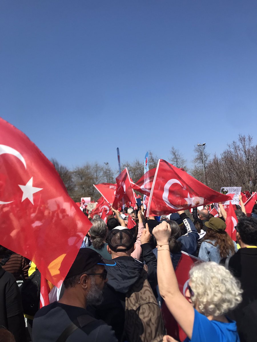 maltepe'de muazzam bir kalabalik var. miting alanina bile giremedik

#maltepemitingi