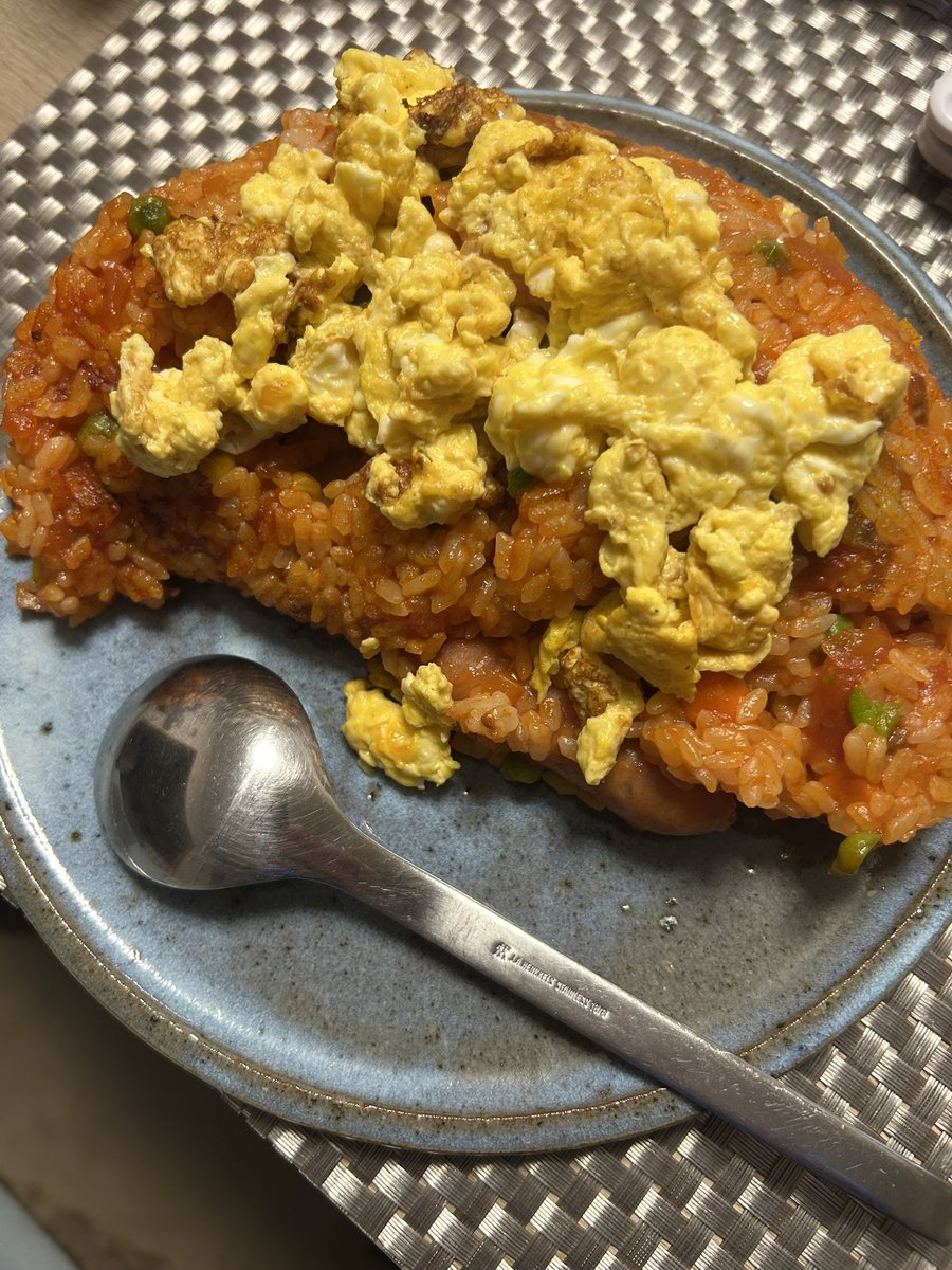 今夜はオムライス〜
玉子が足りなかったので
チキンライスの卵添え、かなぁ😄
#おうちごはん
#オムライス
#料理勉強中