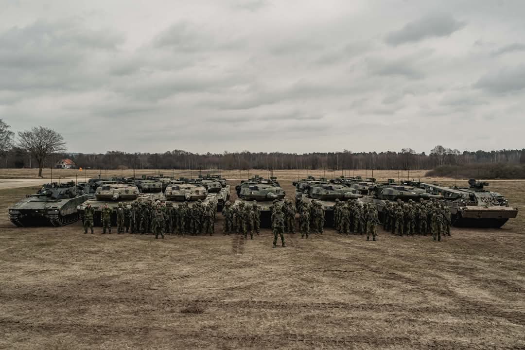 Danny_elMayor's tweet image. Swedish 🇸🇪 Skaraborg Regiment P4 and its Strv122 during exercise.

Swedish Forsvarsmakten wants to increase the size of its armored formations. Strf9040 (Mk.0) are being modernized and new CV90Mk.IIIC procured as temporary solution until Mk.V isn&apos;t ready

⬇️1/2