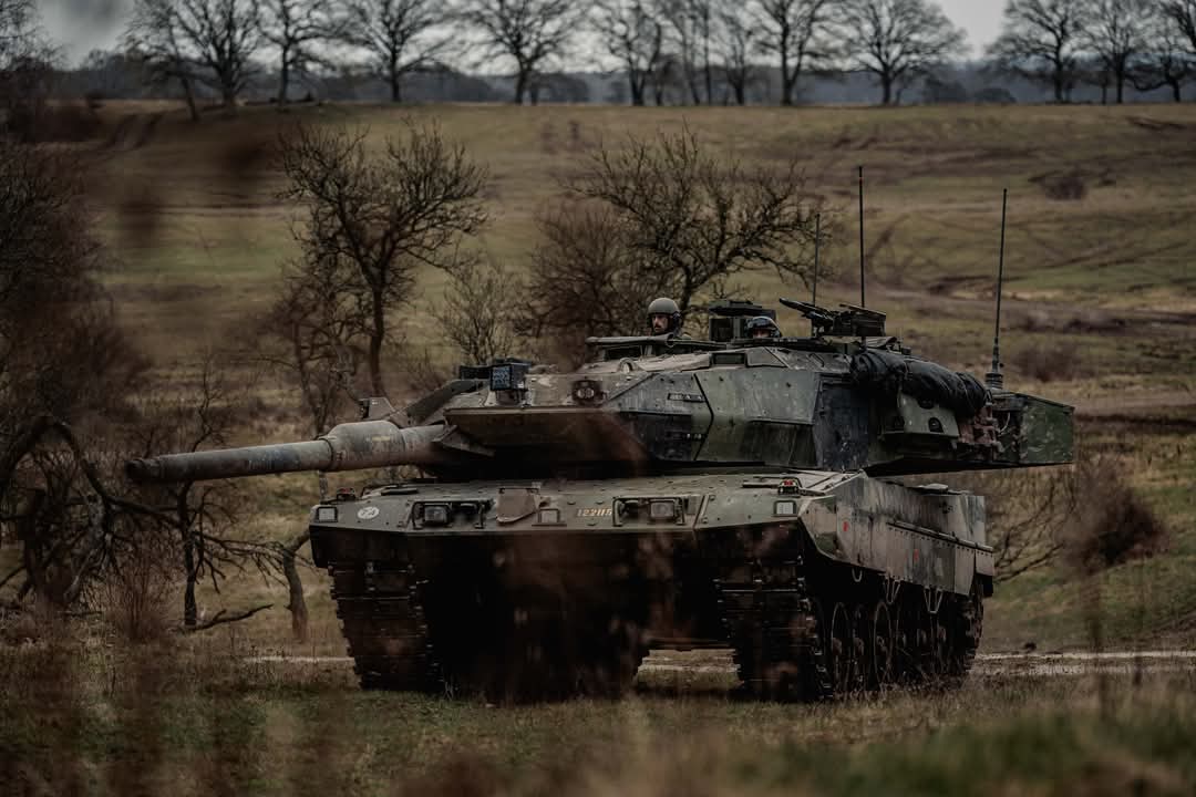 Danny_elMayor's tweet image. Swedish 🇸🇪 Skaraborg Regiment P4 and its Strv122 during exercise.

Swedish Forsvarsmakten wants to increase the size of its armored formations. Strf9040 (Mk.0) are being modernized and new CV90Mk.IIIC procured as temporary solution until Mk.V isn&apos;t ready

⬇️1/2