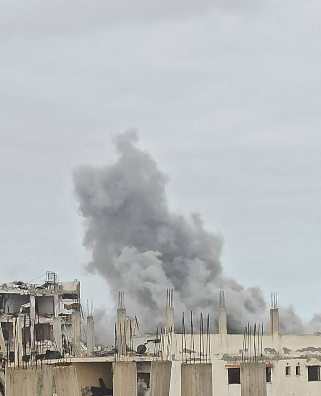 PalestineChron's tweet photo. Israeli warplanes launched airstrikes on eastern Rafah in southern Gaza. https://t.co/NV3ejic5GZ