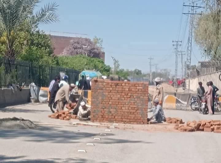 Construction of new military checkpoint on road leading to highly militarized North Waziristan in Bannu. ( Bannu-Miranshah road). This is how things work in #Pakhtunkhwa. War of terror 2.