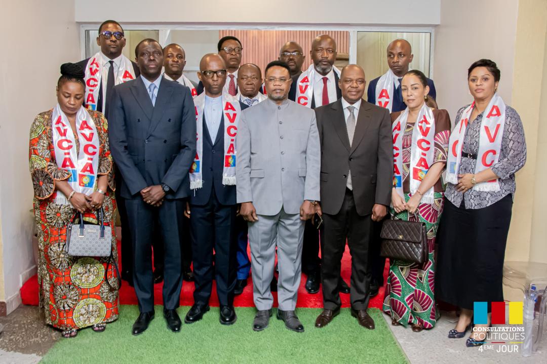 ActionsAM1's tweet image. AVC-A, dirigé par Me @DidierBudimbu, est reçu par le Pr. Eberande Kolongelé dans le cadre des consultations pour un gouvernement d’union nationale. Avec la présence de la sénatrice @anne_mbuguje et d&apos;autres cadres qui plaident pour l’unité et la cohésion face aux défis actuels.