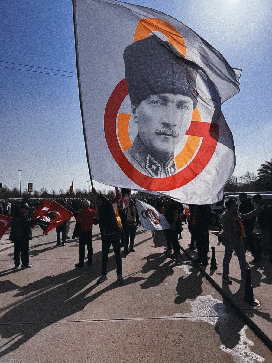 Güzelliğine ölürüz ki