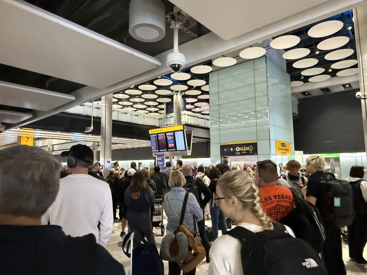 Simonebradbury's tweet photo. @HeathrowAirport 
Standard baggage delays today at T5 ?
Why can you not get this right?
@British_Airways Should bill you for every late bag https://t.co/4Yq1JPQHQR
