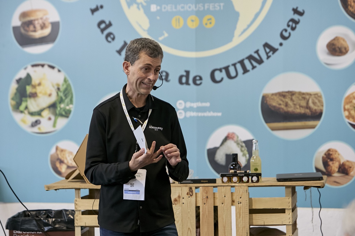 Fira_Barcelona's tweet photo. A @BTravelShow pots planificar les teves vacances i degustar els millors plats amb #BDeliciousFest, l'espai enogastronòmic del saló. 🙌

🍽️ 18 especialitats de Km 0
🧑‍🍳 Aula de cuina
🎵 Música i més!

🗓️ Fins demà
📍 Recinte de Montjuïc 

@AGTkm0 https://t.co/t1uWOsnkeP