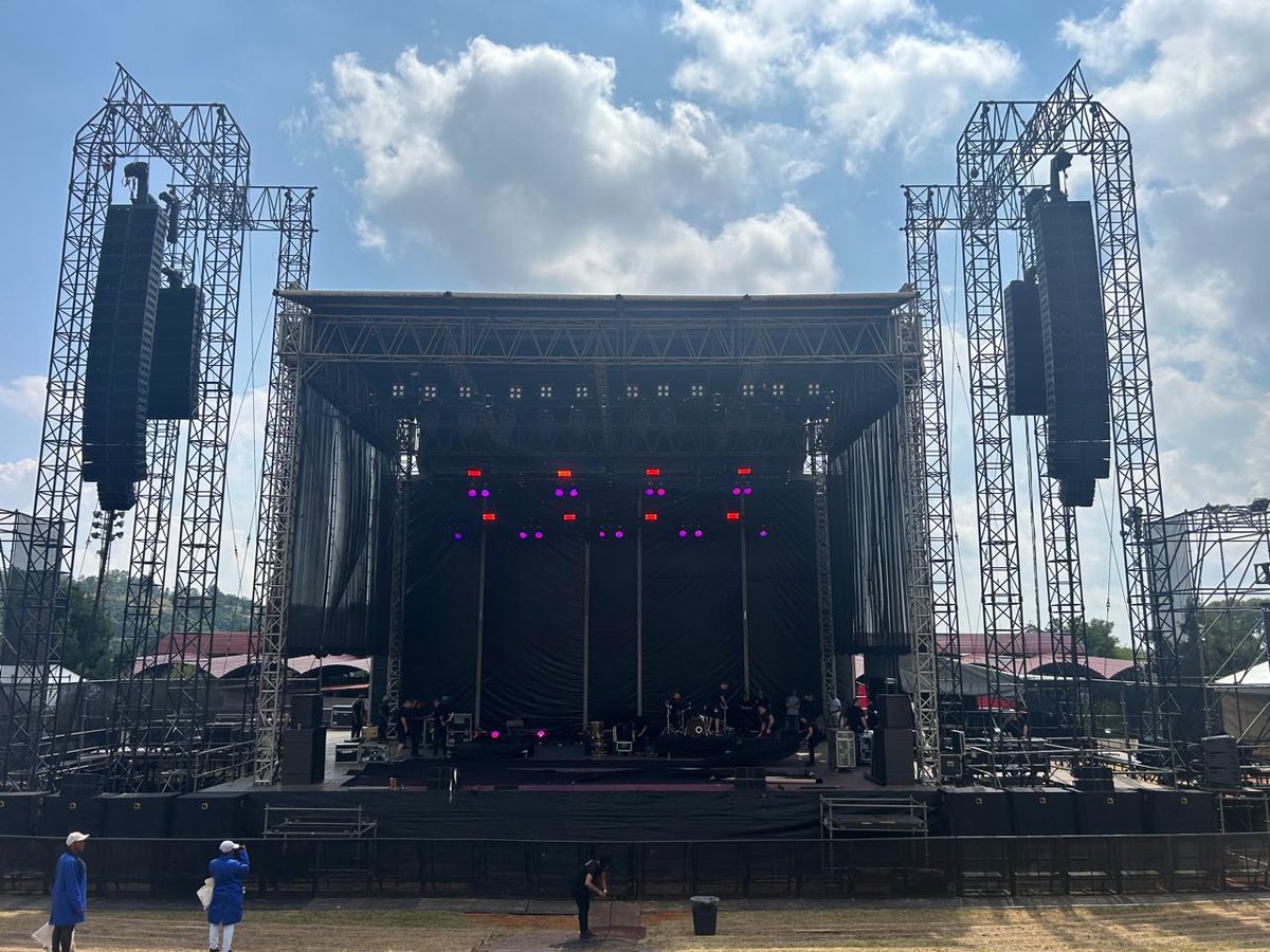 johan_kelber's tweet photo. Getting ready for Goo Goo Dolls, Roan Ash band show.  Stage by L-Acoustics
#roanash #googoodolls #johankelber #saturday #voortrekkermonument https://t.co/ZYwHFZ6OlX