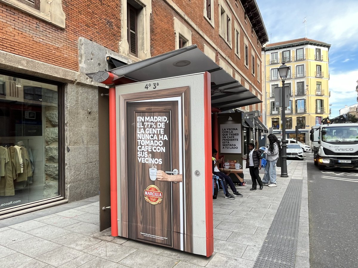 Marquesinas transformadas en salí fotos de casa para tomar esos cafés pendientes con tus vecinos gracias a cafés Marcilla.
#publicidad @jcdecaux @
#lanoconvenciona #vinilo #ooh