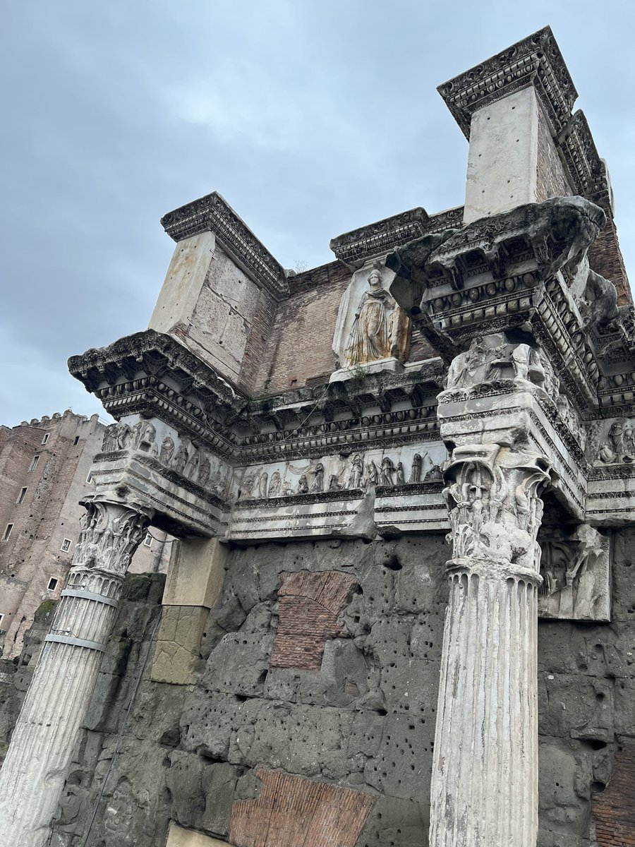romazere's tweet photo. #ZEUDICRASH Zeudi mueve a las bolleras del mundo 🙃 Buongiorno Roma 😍 https://t.co/JcqzO18kg2