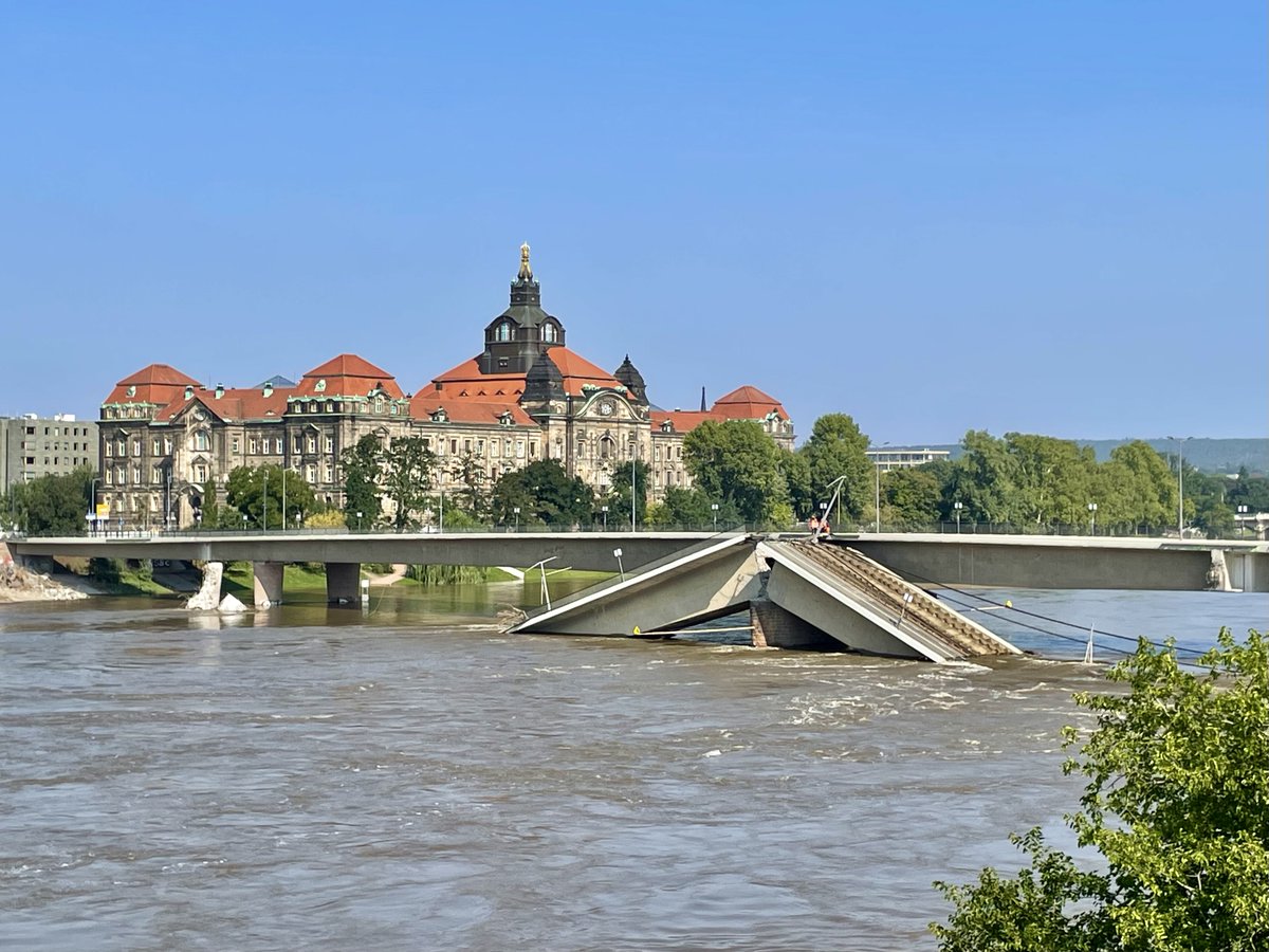 Nein, unter der Carolabrücke wollen wir nicht schlafen! Wir suchen zum 1. Juli eine Wohnung in Dresden (4 Zimmer). Wenn Ihr etwas hört oder etwas anzubieten habt ... laßt es uns gern wissen! Wir freuen uns über jeden Hinweis. Herzlichen Dank auch fürs Weitersagen!