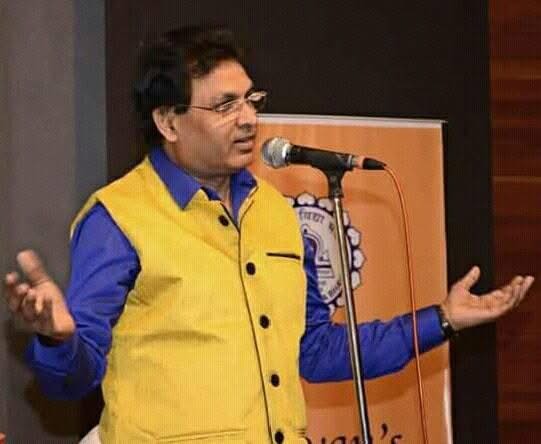 इक नूर मेरे ज़हन को पुरनूर कर गया
मैं क्या कहूं किताबों-रिसालों से क्या मिला

~देवमणि पाण्डेय
<a href="/DevmaniPandey5/">Devmani Pandey</a>
#Noor #Zahen #Shair