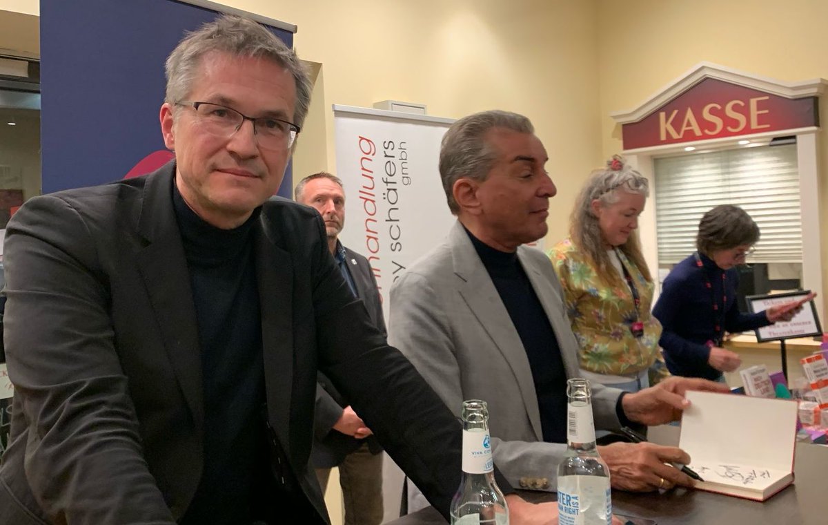 Isabel Schayani (@isabelschayani) on Twitter photo Bei der <a href="/litCOLOGNE/">lit.COLOGNE</a>,mit einem so lebendigen Publikum sprachen wir zu Krisen,Konflikten u Europas Rolle, nebenbei hab ich gelernt:
<a href="/rumeliobserver/">Gerald Knaus</a> nimmt flott Handies mit auf die Bühne
#MichelFriedman hat ne Uhr,die immer 10 Minuten vorgeht und
<a href="/NDeitelhoff/">Nicole Deitelhoff</a> hat trotz Konflikten⬇️ Bei der <a href="/litCOLOGNE/">lit.COLOGNE</a>,mit einem so lebendigen Publikum sprachen wir zu Krisen,Konflikten u Europas Rolle, nebenbei hab ich gelernt:
<a href="/rumeliobserver/">Gerald Knaus</a> nimmt flott Handies mit auf die Bühne
#MichelFriedman hat ne Uhr,die immer 10 Minuten vorgeht und
<a href="/NDeitelhoff/">Nicole Deitelhoff</a> hat trotz Konflikten⬇️