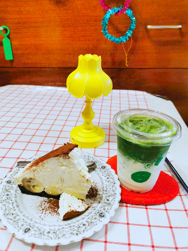 sukhumvitcafe's tweet photo. ChumChum Grocery คาเฟ่สไตส์วินเทจถูกใจคนชอบสะสมของเล่นการ์ตูนวินเทจ ตั้งอยู่ย่าน  สุขมวิท 71 มีบริการ Photo Boot อีกด้วย ถูกใจสายชอบถ่ายรูปคาเฟ่แน่นอน อ่านรีวิวฉบับเต็มได้ที่ https://t.co/Htfd94sE45

@aroii @aroiipaiadk @Kin24hrs
#คาเฟ่น่านั่ง #อร่อยไปแดก #อร่อยบอกต่อ https://t.co/0kF8nNSknZ
