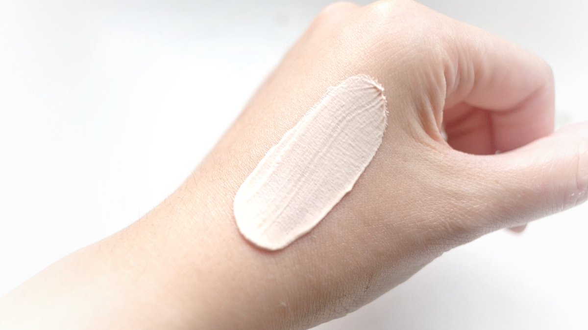 lemonmelonja's tweet image. ตัวช่วยให้ผิวดูเนียนกริบ ในราคาน่ารัก ยกให้ inn beauty​ ตัวนี้เลย เป็น Primer ในรูปแบบซอง ใช้แล้วเบลอผิวจนแทบไ่ม่เห็นรูขุมขน เกลี่ยง่าย ผิวดูชุ่มชื่นโกลว์สวย ไม่แห้งเป็นคราบ แถมคุมมันดีสุดๆ ผิวสวยเป๊ะถึงเย็นเลย มีบำรุงผิวในตัวด้วย หาซื้อง่ายๆที่7-11เลย #innbeautyth