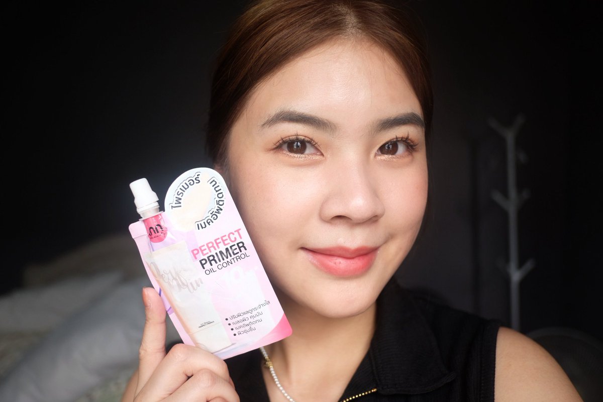 lemonmelonja's tweet image. ตัวช่วยให้ผิวดูเนียนกริบ ในราคาน่ารัก ยกให้ inn beauty​ ตัวนี้เลย เป็น Primer ในรูปแบบซอง ใช้แล้วเบลอผิวจนแทบไ่ม่เห็นรูขุมขน เกลี่ยง่าย ผิวดูชุ่มชื่นโกลว์สวย ไม่แห้งเป็นคราบ แถมคุมมันดีสุดๆ ผิวสวยเป๊ะถึงเย็นเลย มีบำรุงผิวในตัวด้วย หาซื้อง่ายๆที่7-11เลย #innbeautyth