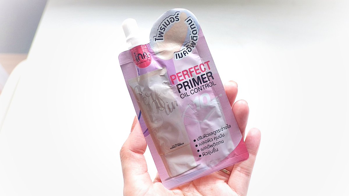 lemonmelonja's tweet image. ตัวช่วยให้ผิวดูเนียนกริบ ในราคาน่ารัก ยกให้ inn beauty​ ตัวนี้เลย เป็น Primer ในรูปแบบซอง ใช้แล้วเบลอผิวจนแทบไ่ม่เห็นรูขุมขน เกลี่ยง่าย ผิวดูชุ่มชื่นโกลว์สวย ไม่แห้งเป็นคราบ แถมคุมมันดีสุดๆ ผิวสวยเป๊ะถึงเย็นเลย มีบำรุงผิวในตัวด้วย หาซื้อง่ายๆที่7-11เลย #innbeautyth