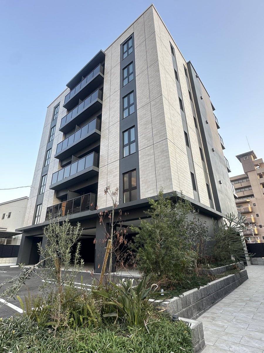 ogatanien1992's tweet photo. 新築の2LDK🏢
驚異の80㎡でラグジュアリーなお部屋✨
地下鉄六本松駅まで徒歩5分までと
好立地👍間違いなく人気物件となります🤩
#新築  #ファミリータイプ  #福岡賃貸  #2LDK https://t.co/V4LcAUwlkR