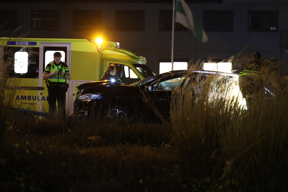 Auto belandt op rotonde, automobilist in ambulance behandeld