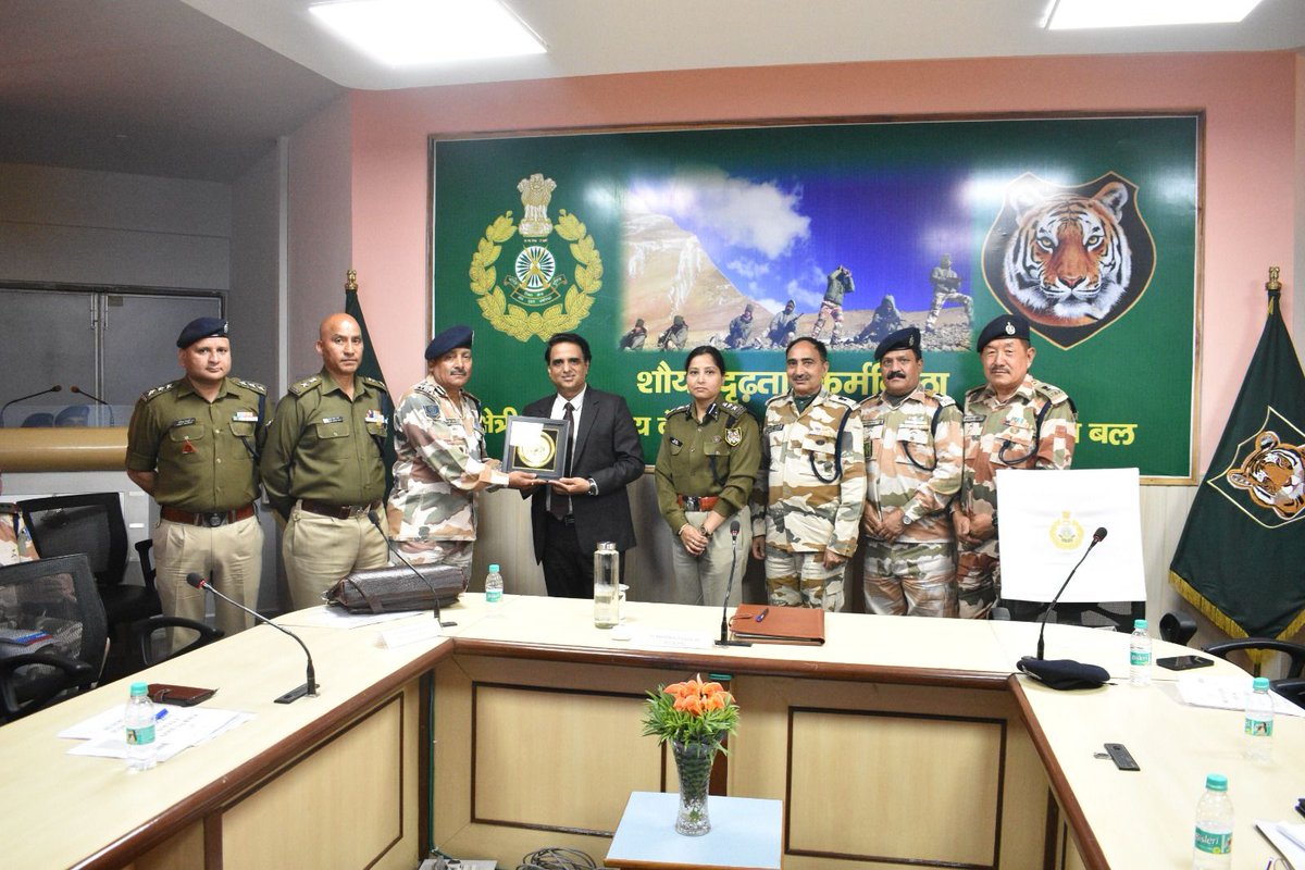 ITBP_official's tweet photo. A first-of-its-kind orientation course for 75 retiring Himveers was organised at HQ N FTR, #ITBP, Dehradun. Experts from diverse fields guided them for a smooth transition into post-retirement life.
#Himveers
#RetirementSupport https://t.co/RMWHFJ55ZC