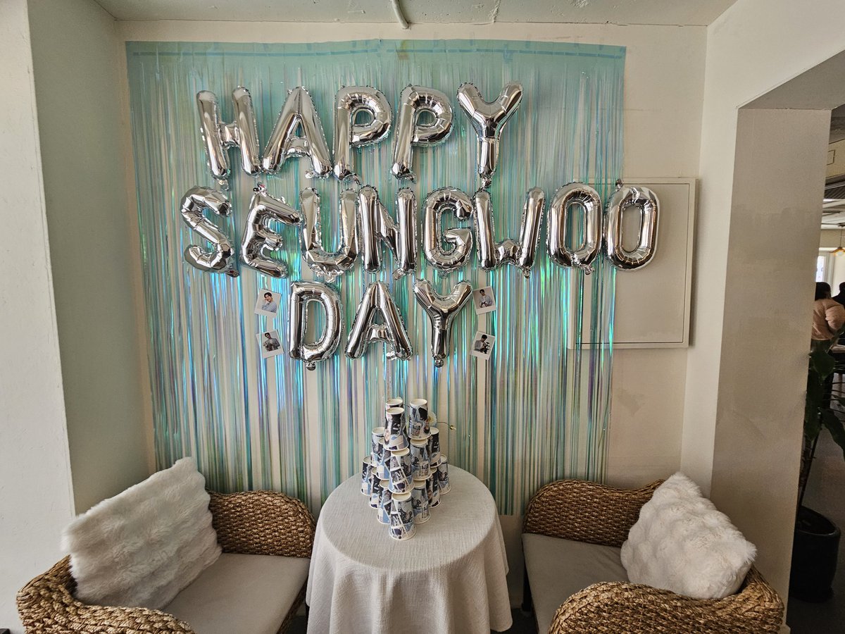 ZoSnh's tweet photo. #승우의_180번째_계절
#HAPPY_SNU_DAY

•카페333💙

들어갔는데 내부가 넓고 배우님 사진이 잔뜩이라 음료 시키기도 전에 행복햇다는... 특전들 도안도 진짜 예쁘고 마카롱 진짜 맛있었어요.. 카페가 전체적으로 시원시원한 느낌이라 진짜 내 취향! 진짜 평생 여기서 살고 싶었다...💙 https://t.co/SglTa6lkoC