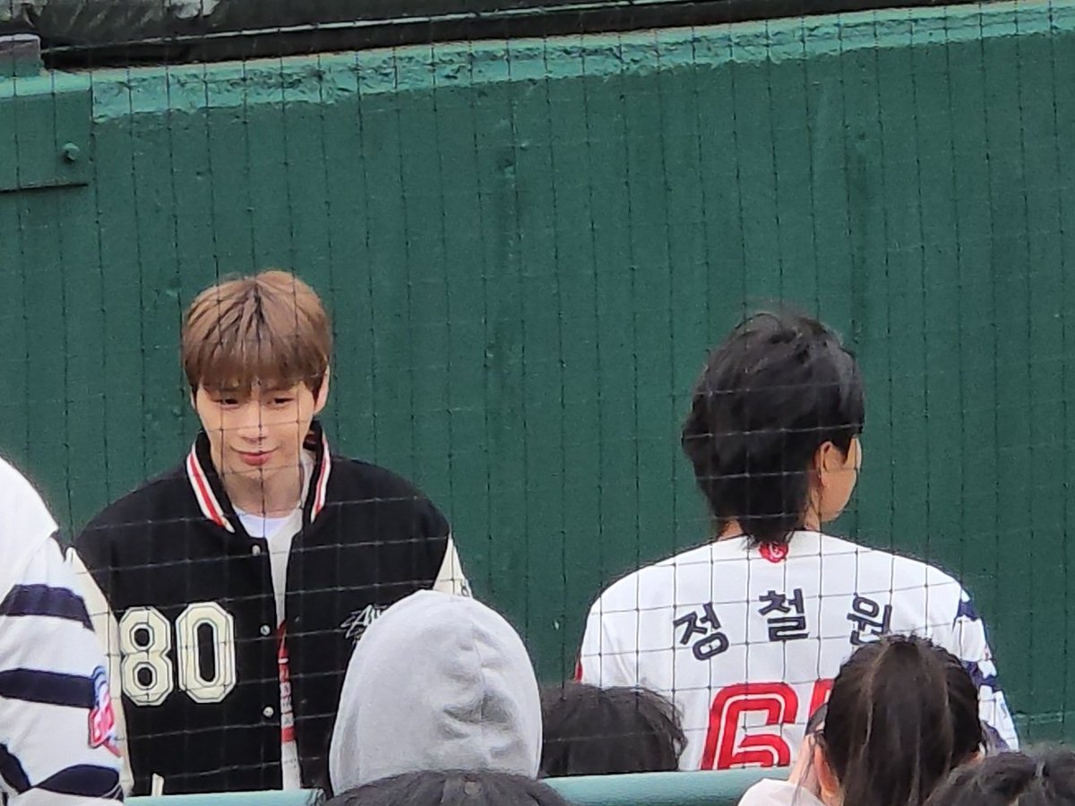 moondy0824's tweet photo. 강다니엘 등장
정철원이 시구 가르쳐 줌  승요가 되어주세요🙏🙏 https://t.co/Q2mbyOLzsc